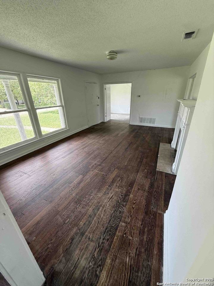 703 Alexander Hamilton Dr - Photo 5 of 10