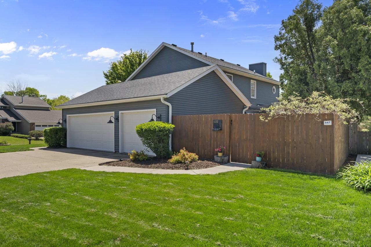 4690 Lindbergh Dr - Photo 4 of 48