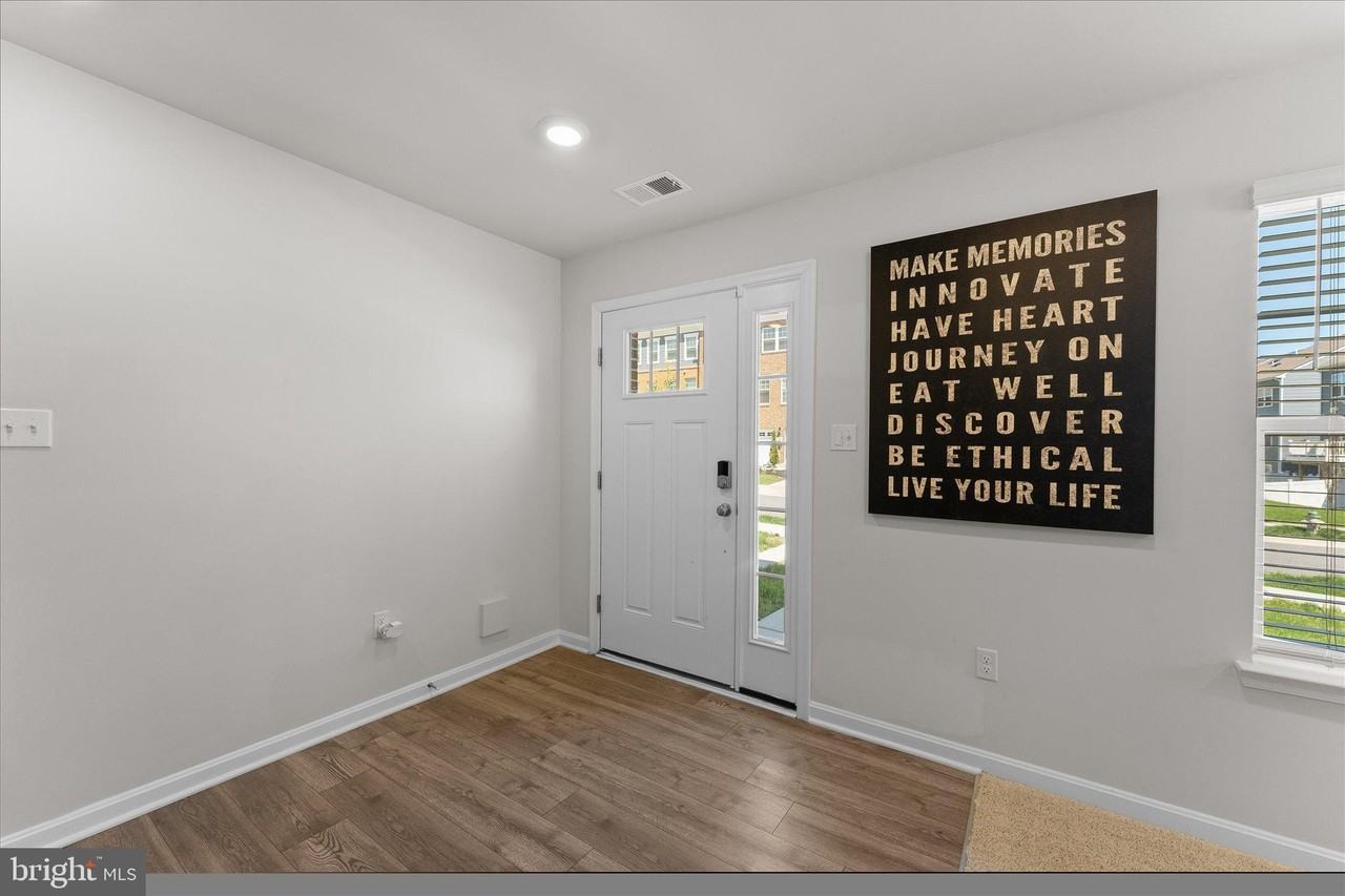9611 Silver Bluff Way - Photo 4 of 33