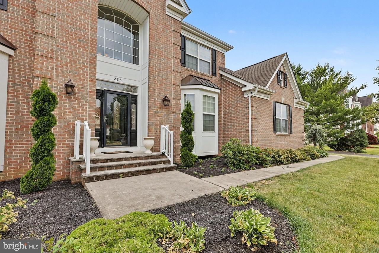 228 Leffler Cir - Photo 4 of 50