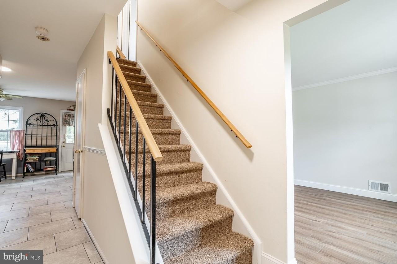 10 Honey Locust Ln - Photo 2 of 36