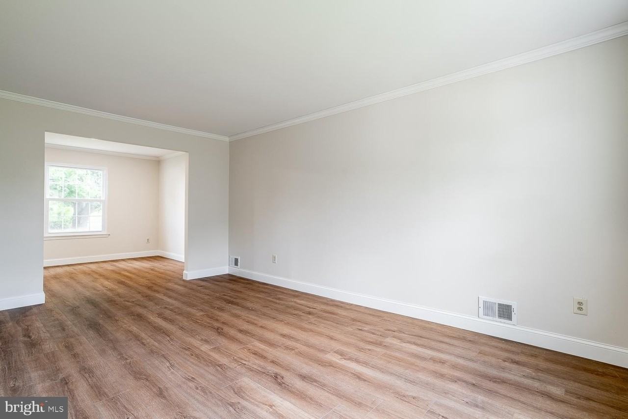 10 Honey Locust Ln - Photo 3 of 36
