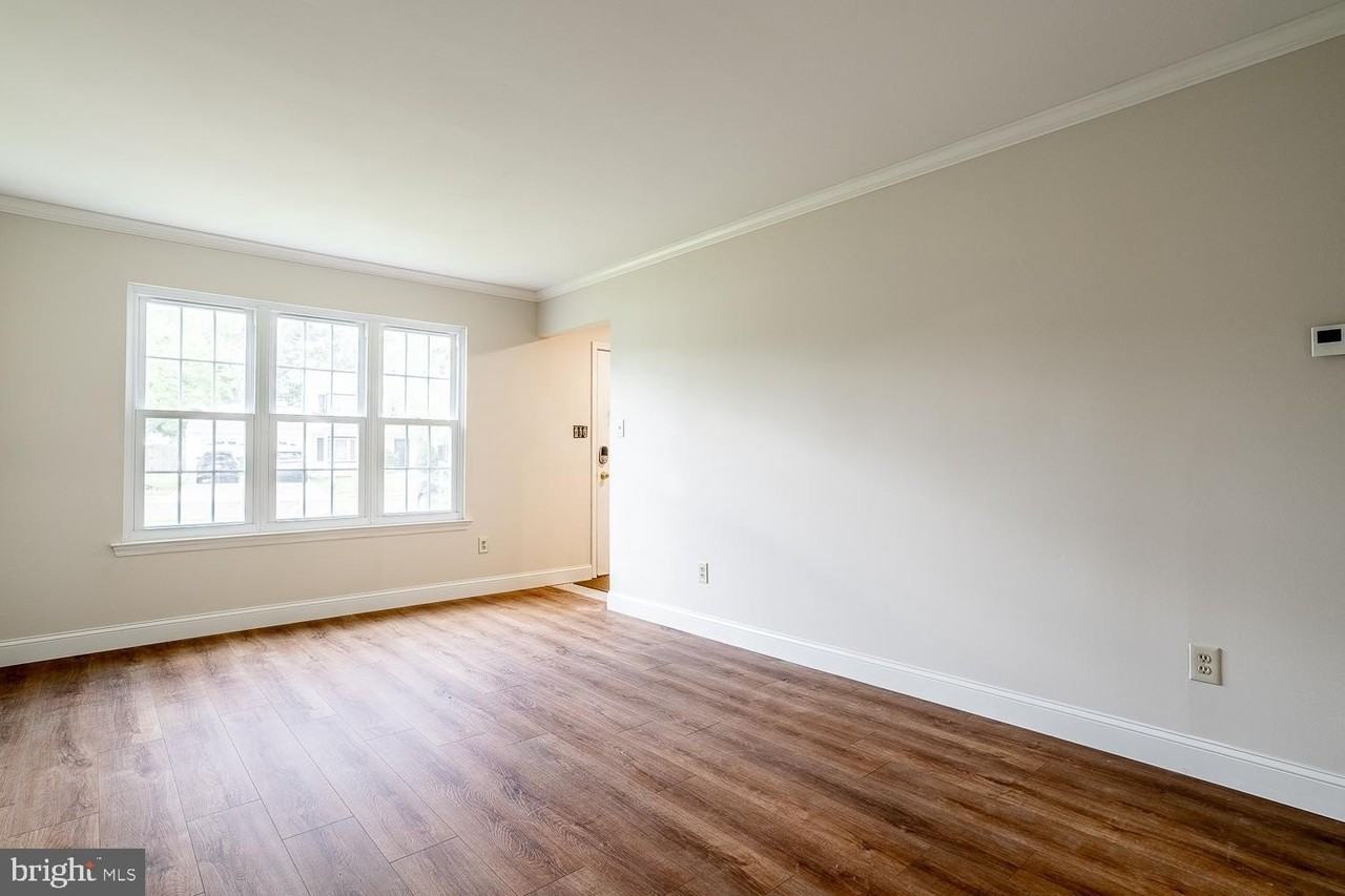 10 Honey Locust Ln - Photo 5 of 36