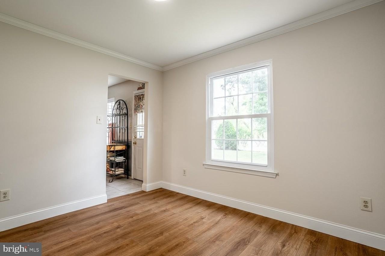 10 Honey Locust Ln - Photo 6 of 36