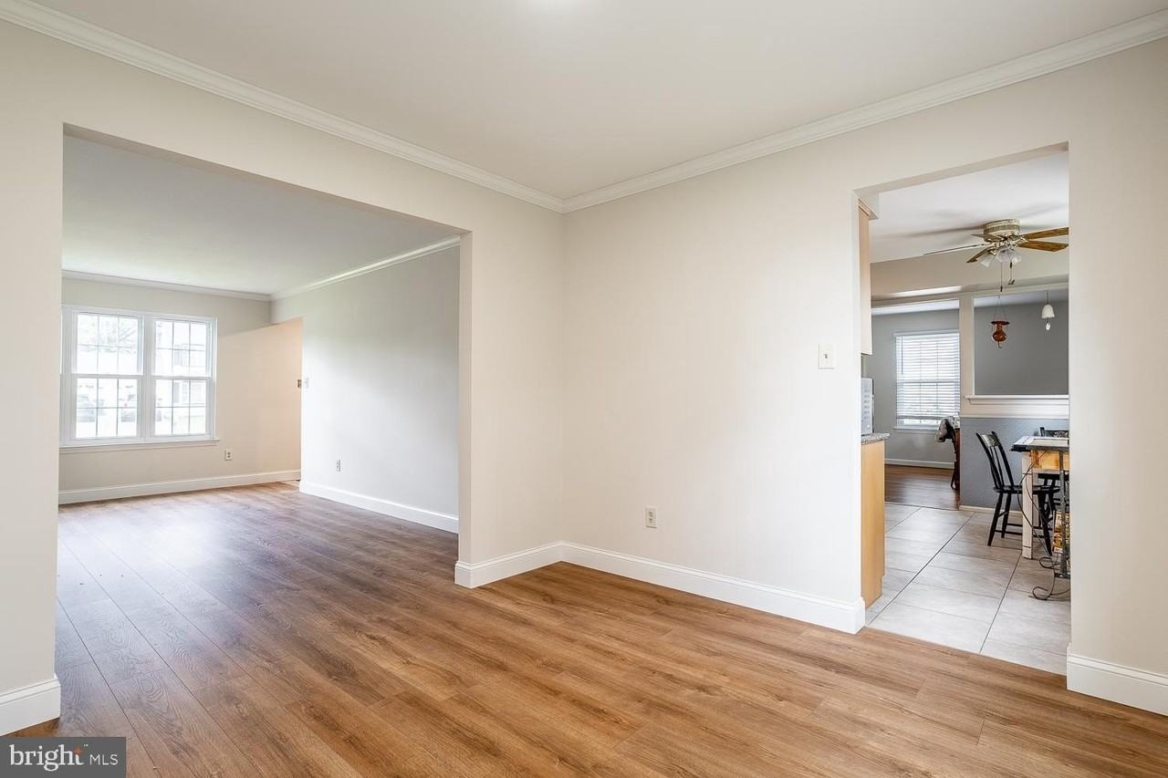 10 Honey Locust Ln - Photo 7 of 36