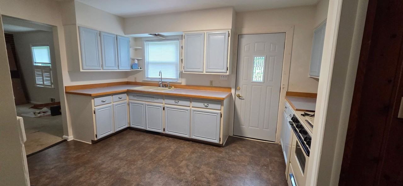 686 N 26th St - Photo 4 of 14