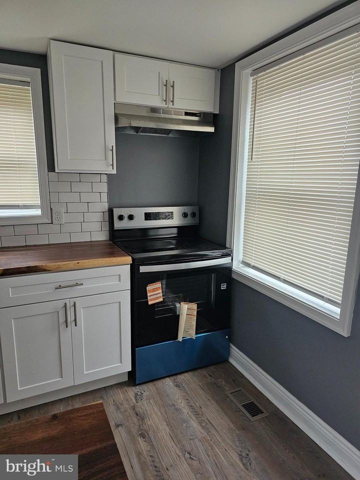 48 Old Lancaster Rd - Photo 3 of 20