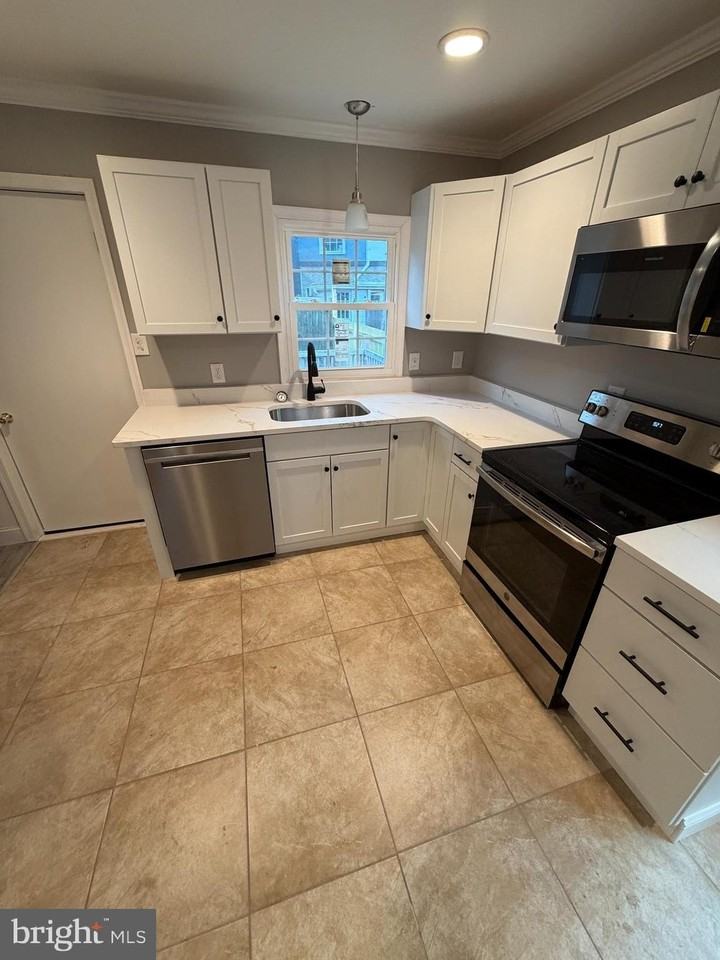 324 W Chestnut St - Photo 2 of 18