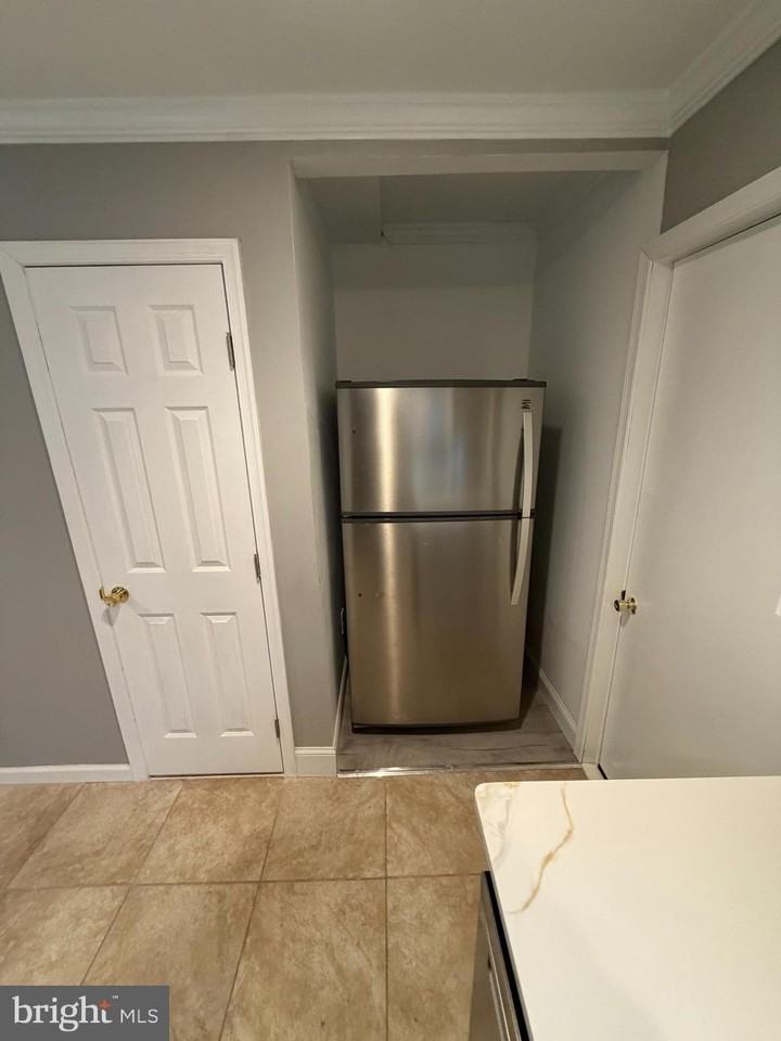 324 W Chestnut St - Photo 3 of 18