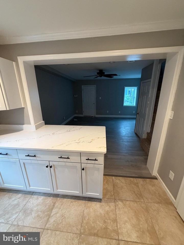 324 W Chestnut St - Photo 4 of 18
