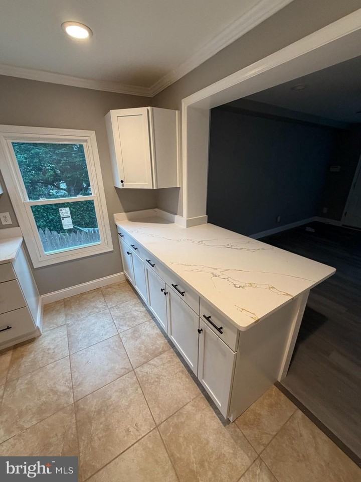 324 W Chestnut St - Photo 5 of 18