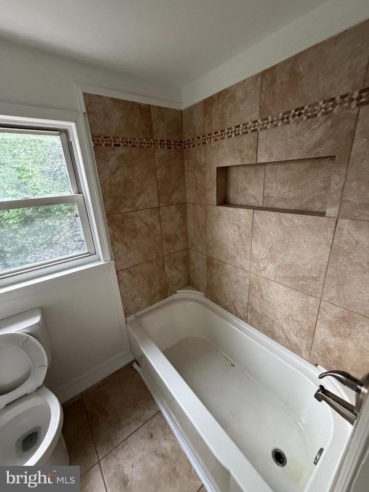 324 W Chestnut St - Photo 6 of 18
