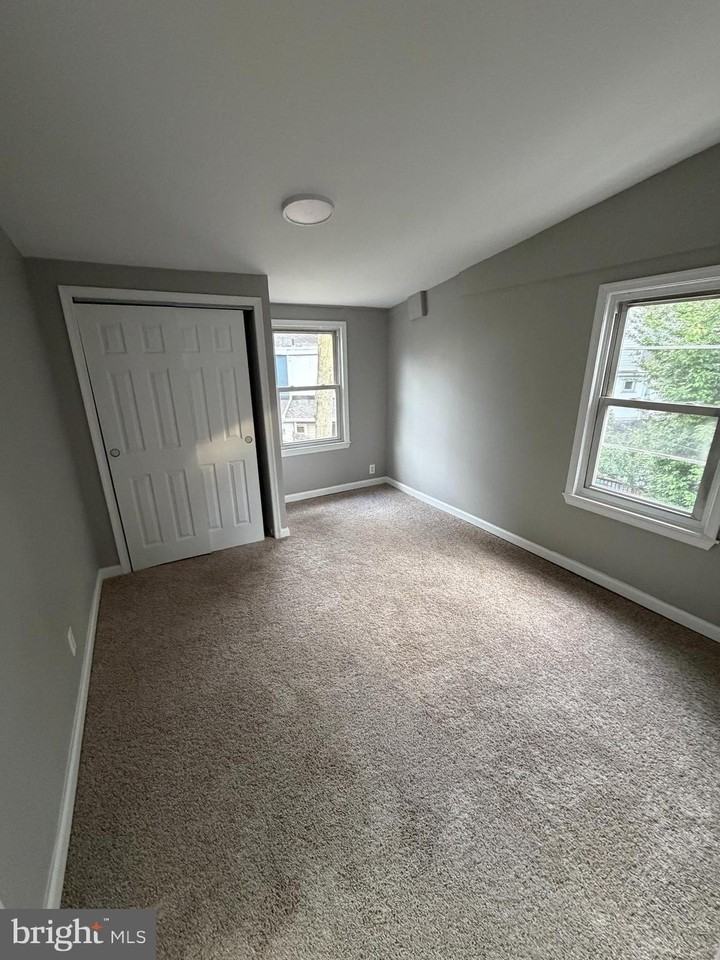 324 W Chestnut St - Photo 7 of 18