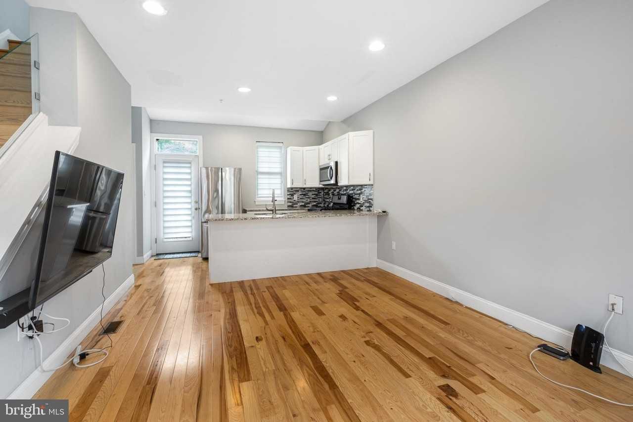 724 E Thompson St - Photo 5 of 32