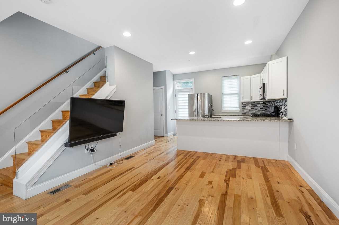 724 E Thompson St - Photo 6 of 32