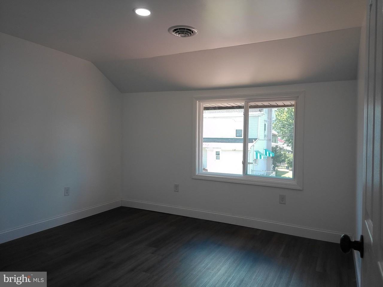 640 E Chestnut St #1 - Photo 3 of 18