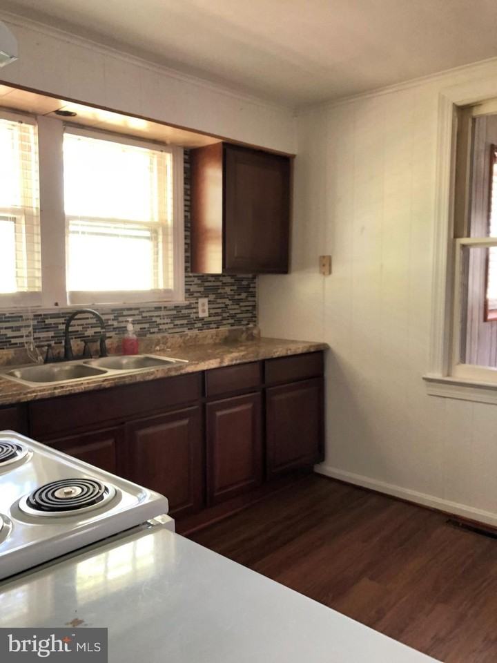 11181 Dahlgren Rd - Photo 4 of 16