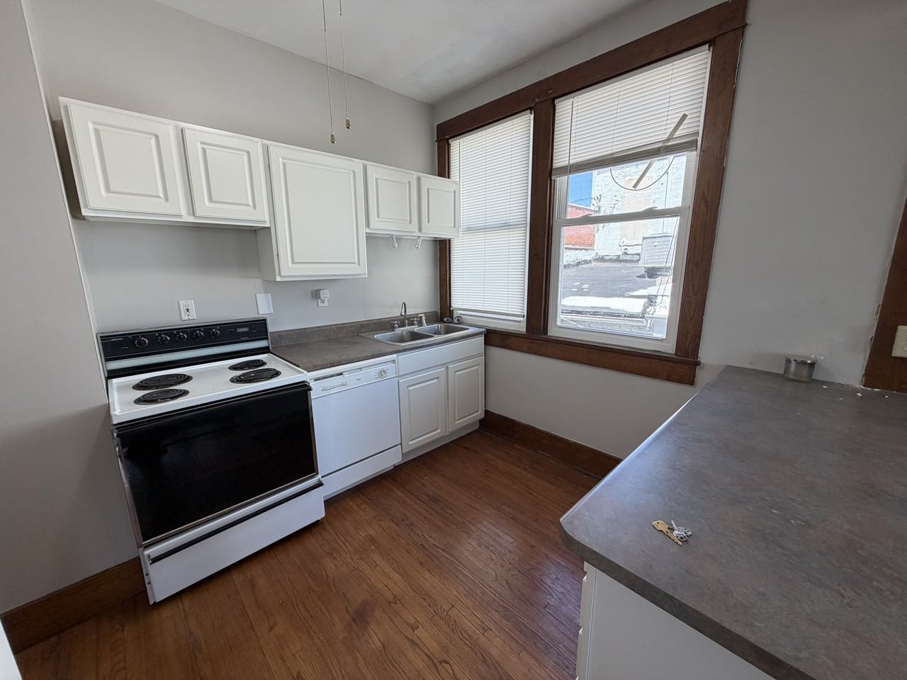 112 W Jackson St #1 - Photo 3 of 9