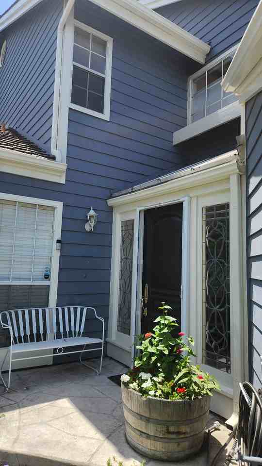 421 Burlington Ct #101 - Photo 3 of 33