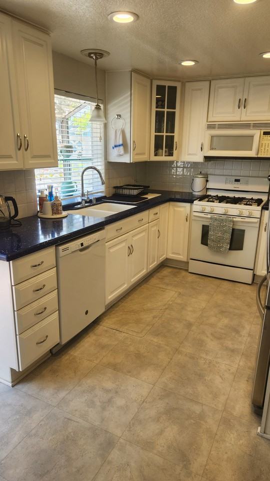 421 Burlington Ct #101 - Photo 6 of 33