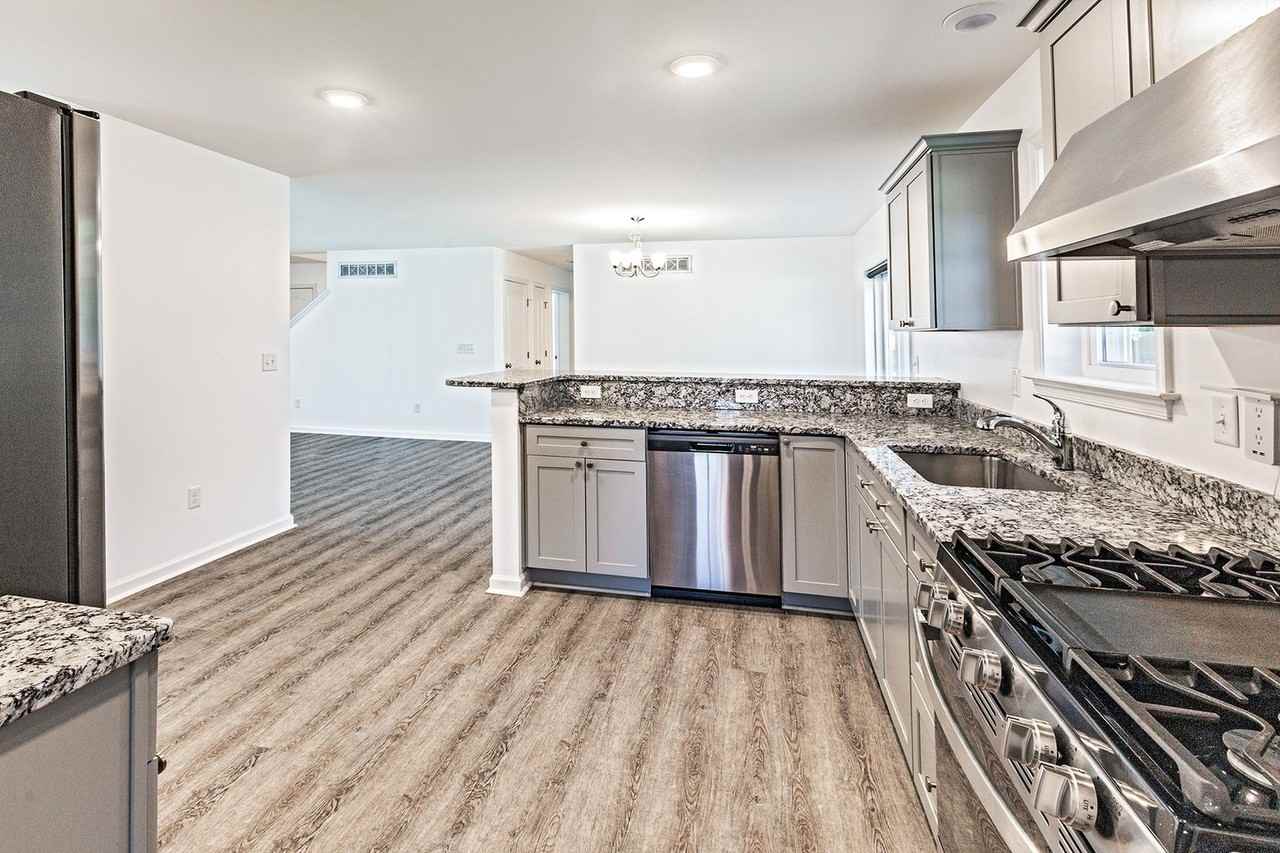 582 Railroad Ave - Photo 4 of 14