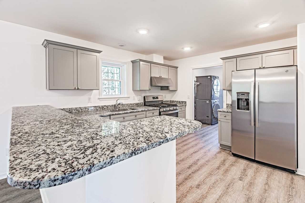 582 Railroad Ave - Photo 5 of 14