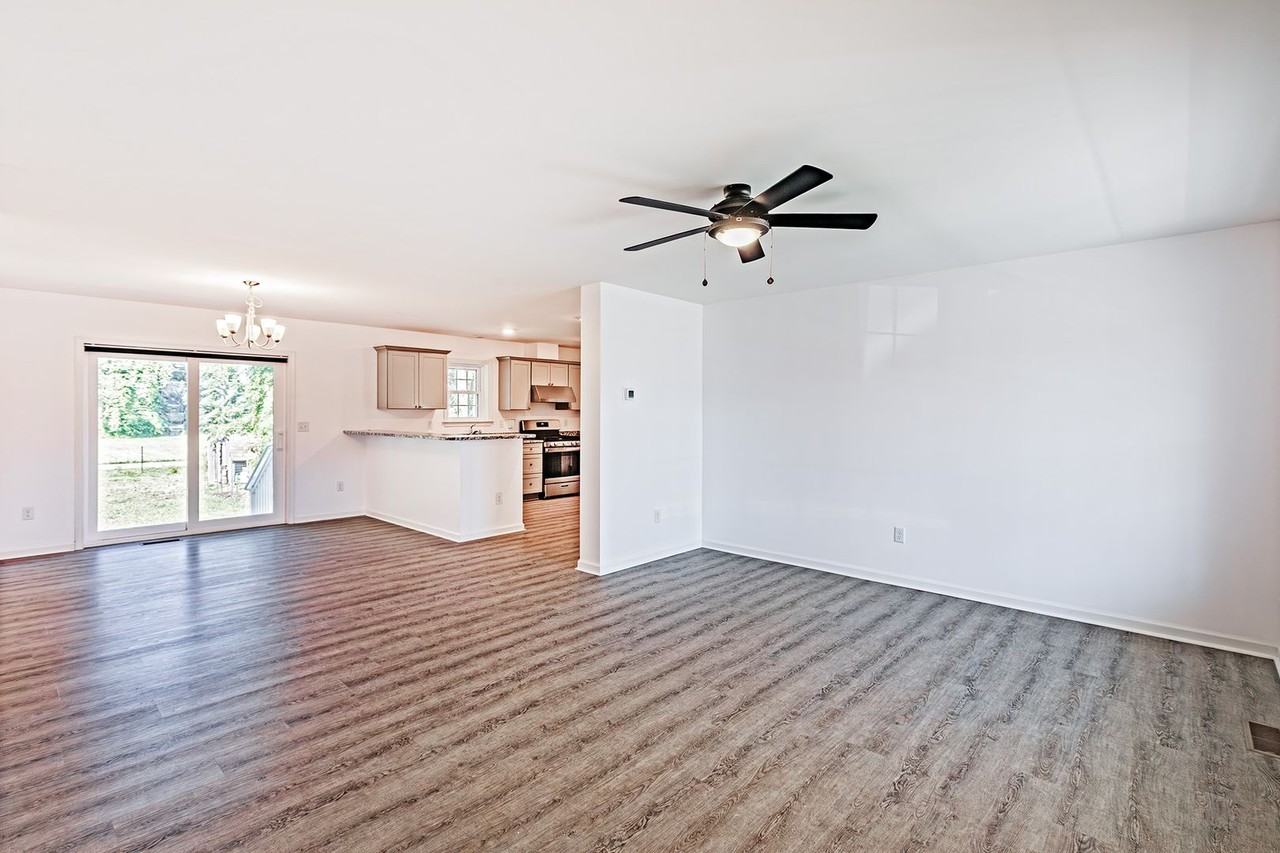 582 Railroad Ave - Photo 6 of 14