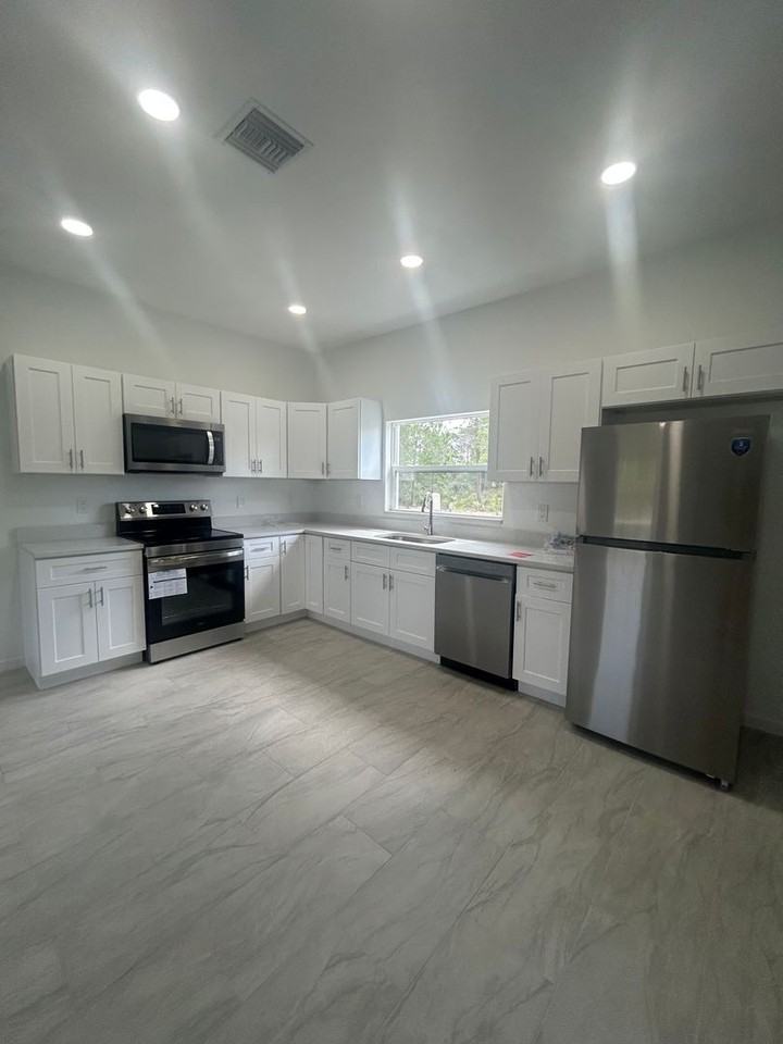 751 Pacific St - Photo 7 of 21