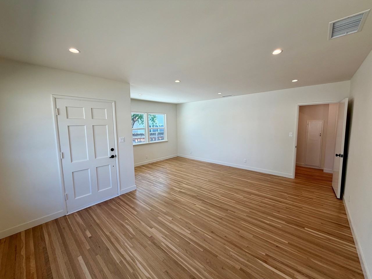 131 Poinsettia Ave #131 - Photo 2 of 12