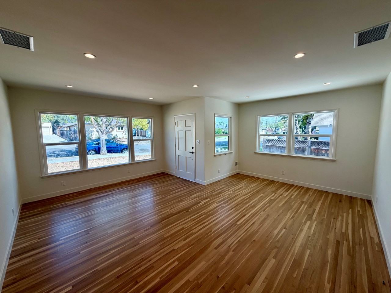 131 Poinsettia Ave #131 - Photo 3 of 12