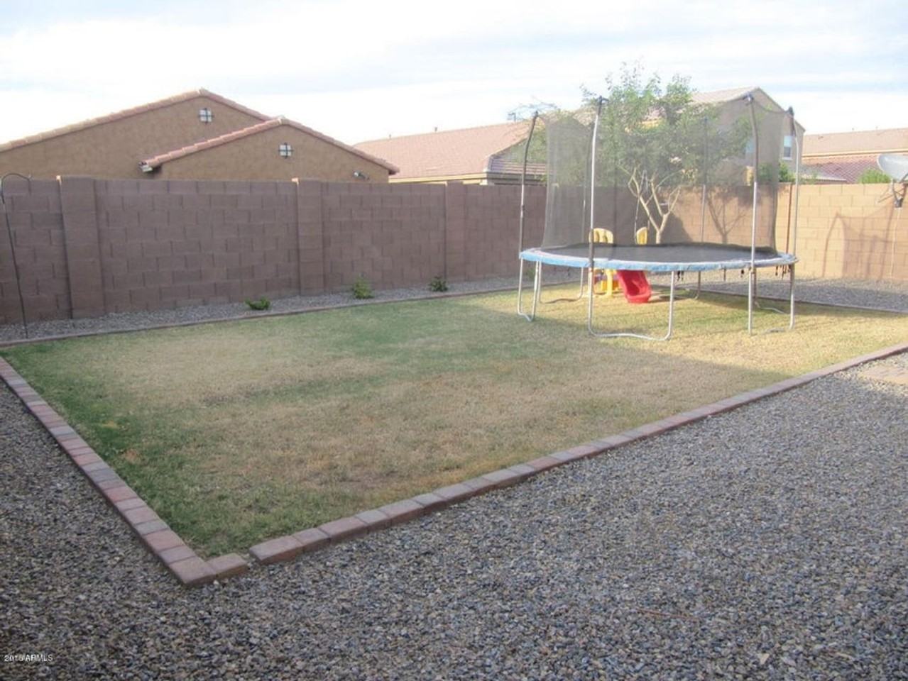 2630 E Gillcrest Rd - Photo 3 of 11