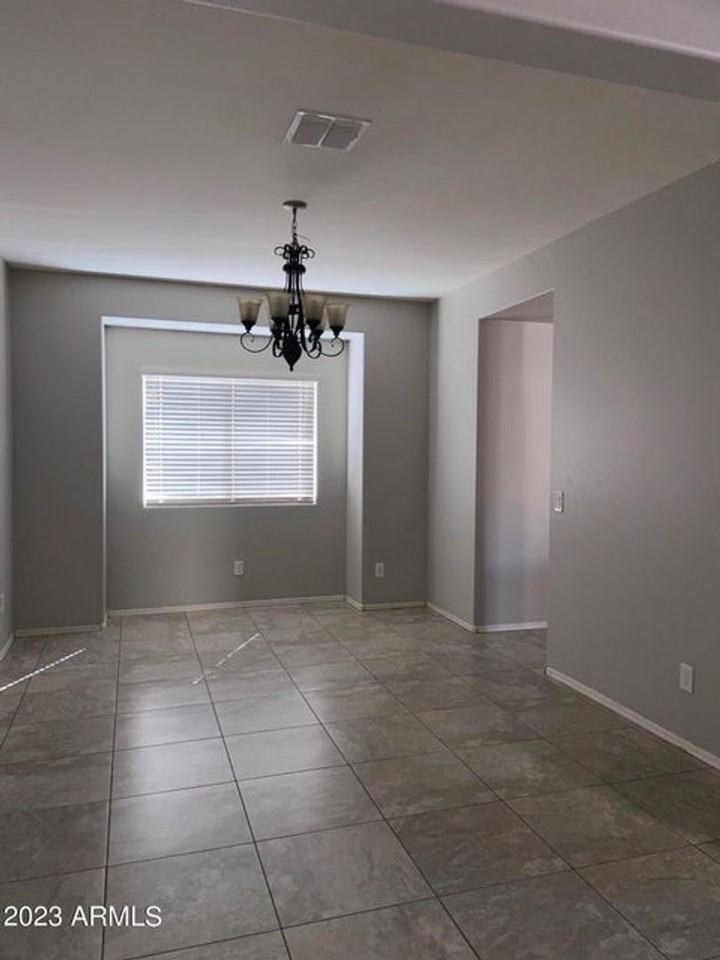 2630 E Gillcrest Rd - Photo 6 of 11