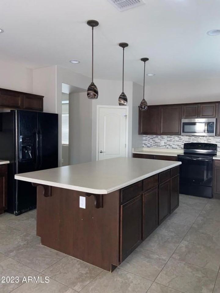 2630 E Gillcrest Rd - Photo 7 of 11