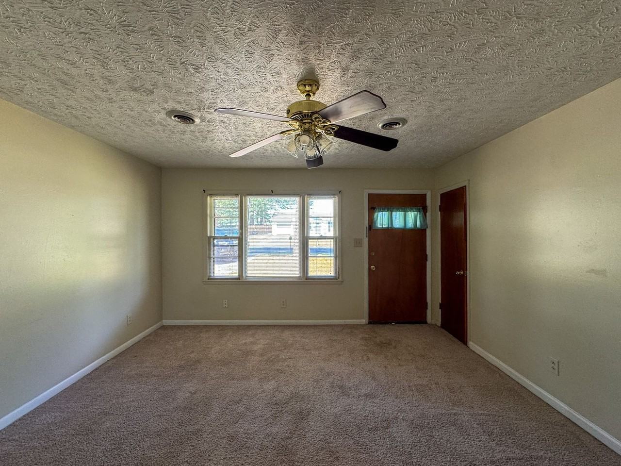 987 Lisa Ave - Photo 3 of 17