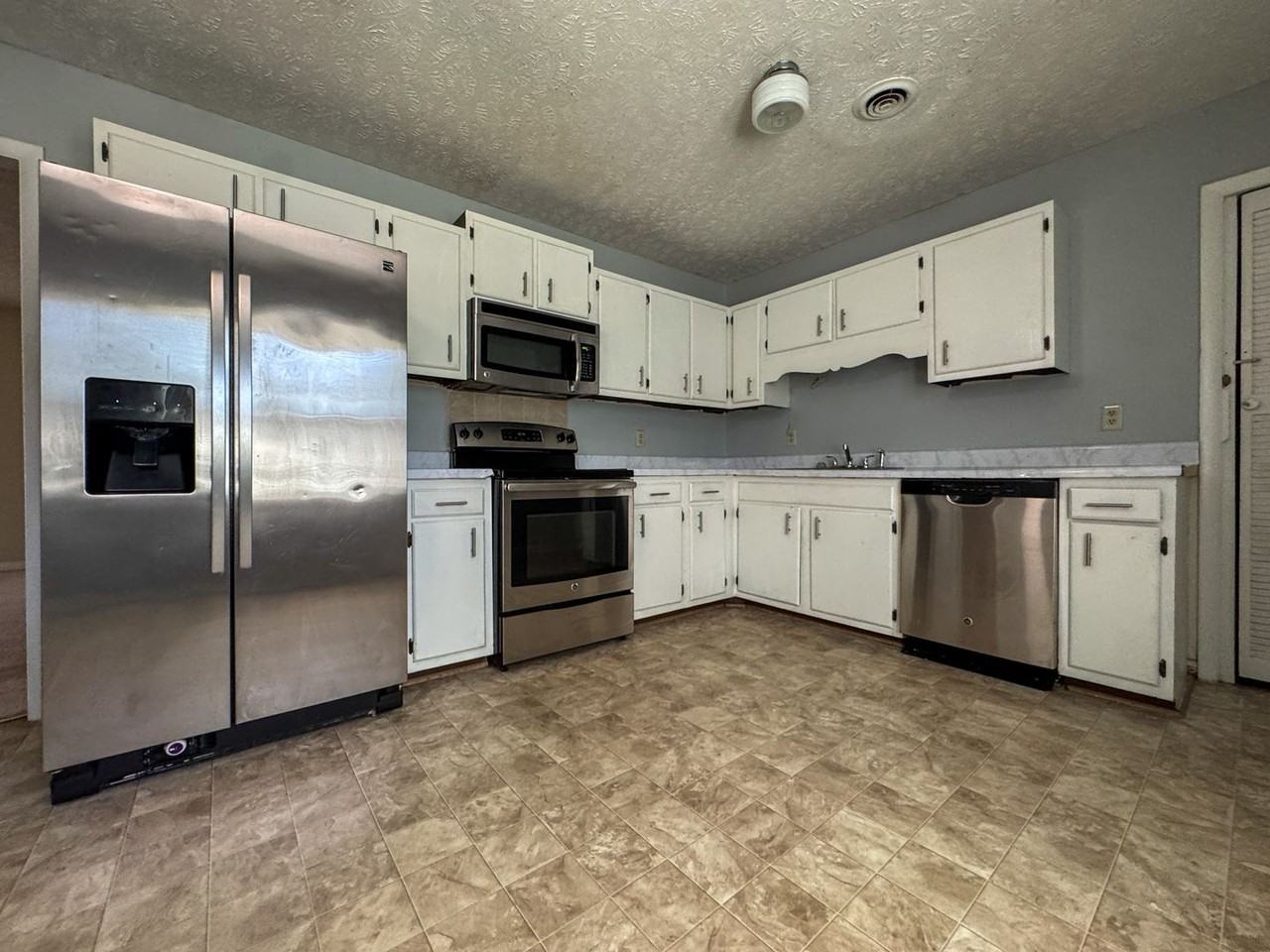 987 Lisa Ave - Photo 6 of 17