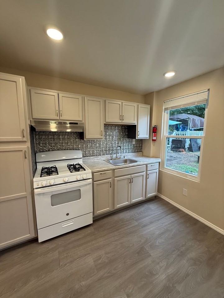 186 N Miller St - Photo 3 of 9