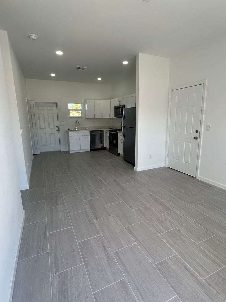 1142 Heron St - Photo 4 of 22