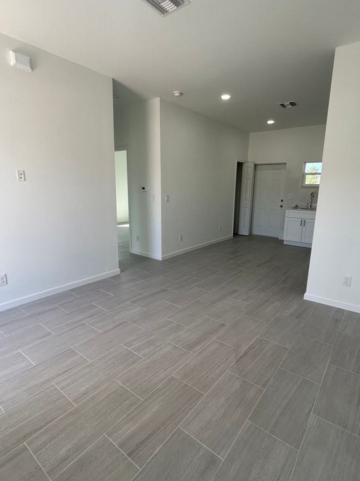 1142 Heron St - Photo 5 of 22