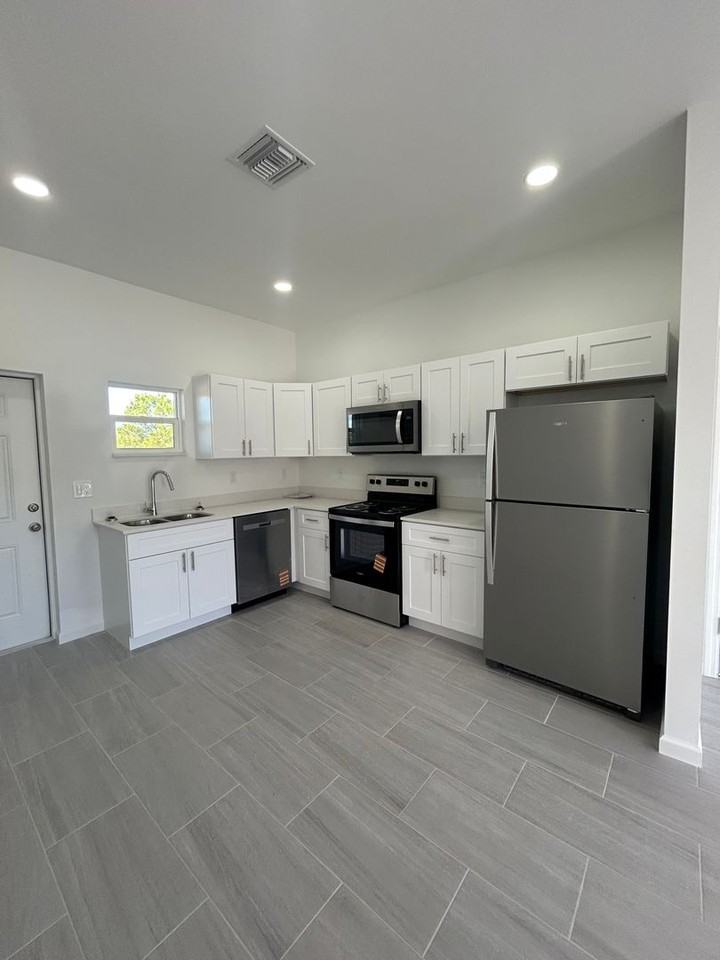 1142 Heron St - Photo 6 of 22