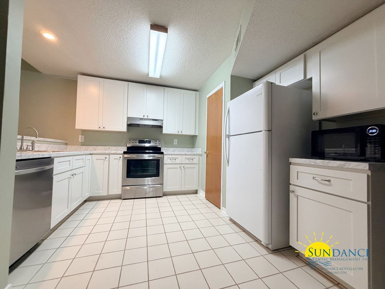 946 Ashley Ln - Photo 4 of 24