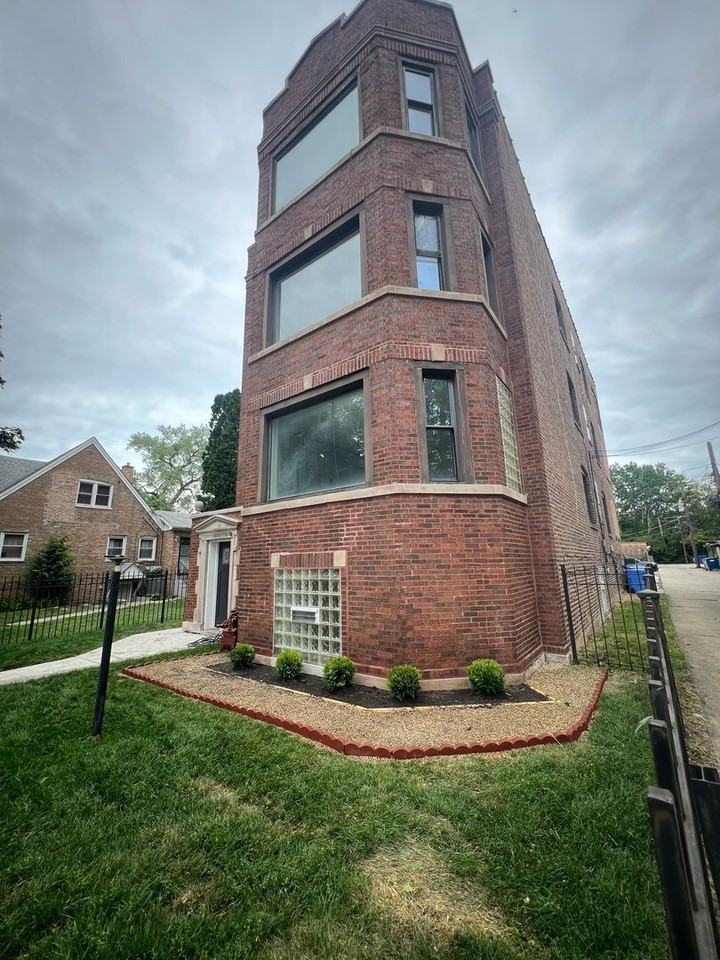 8445 S Ingleside Ave - Photo 2 of 43