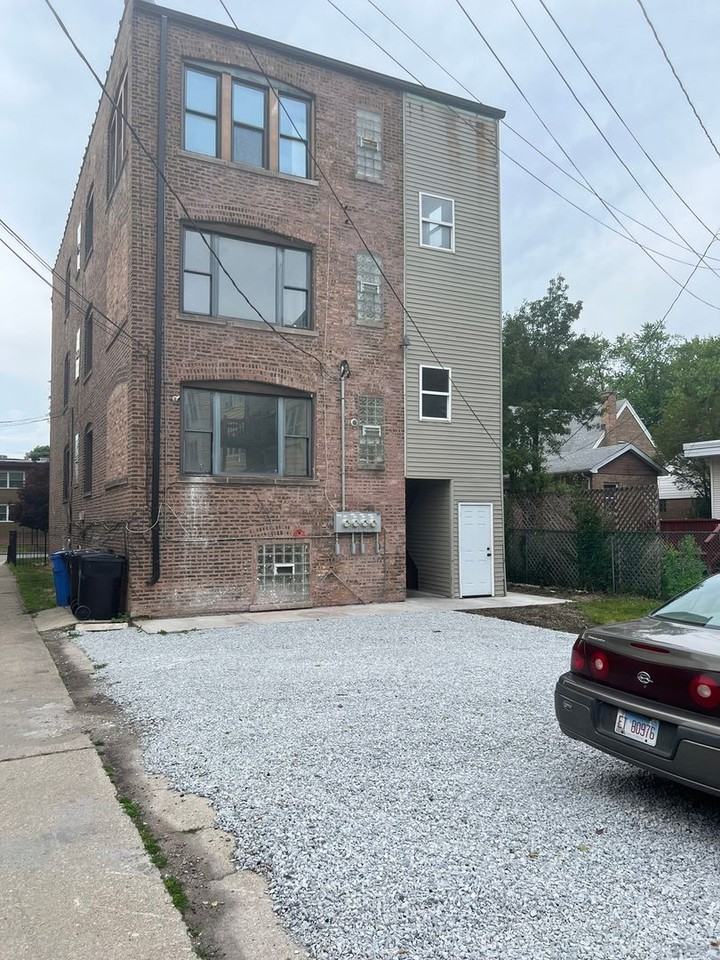 8445 S Ingleside Ave - Photo 3 of 43