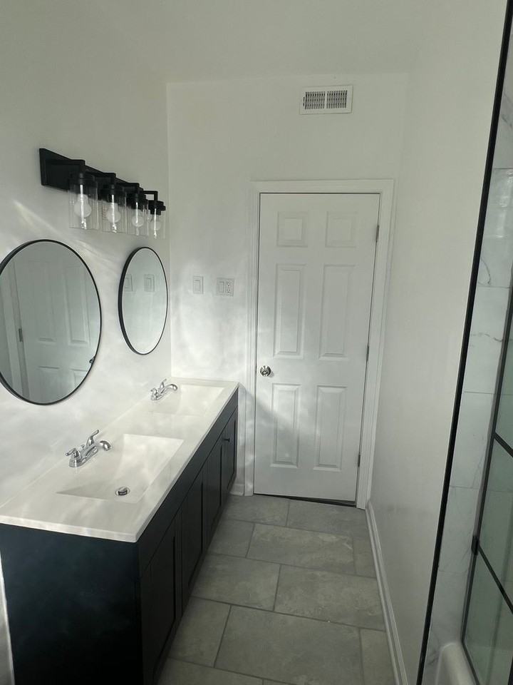 8445 S Ingleside Ave - Photo 4 of 43