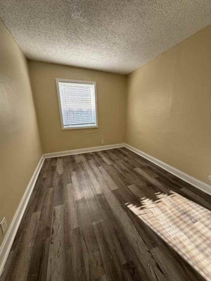 2881 Nw 11th Pl - Photo 6 of 12