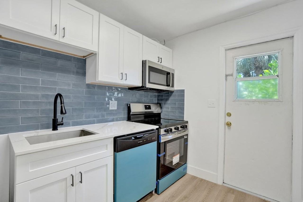 2020 Ne 15th St - Photo 2 of 18