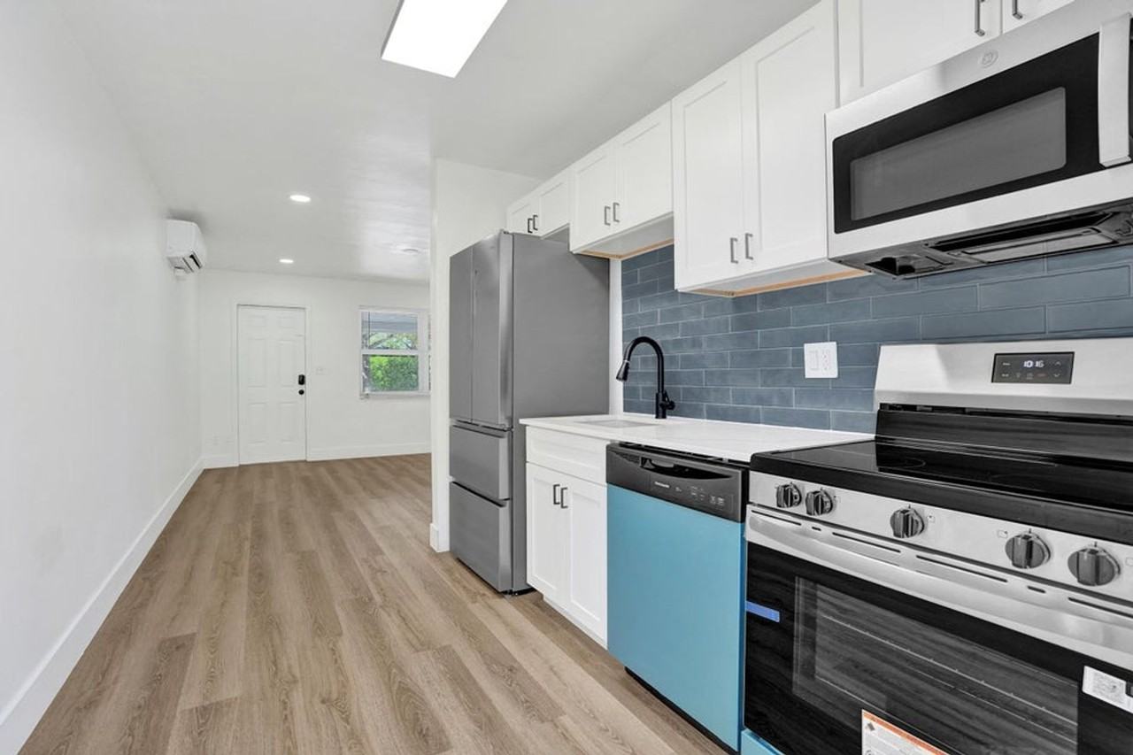 2020 Ne 15th St - Photo 3 of 18