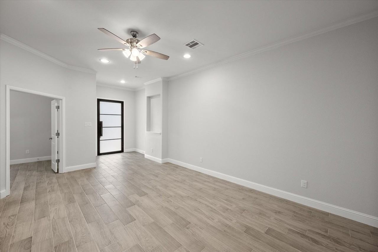 2333 Spring Park Blvd - Photo 5 of 37