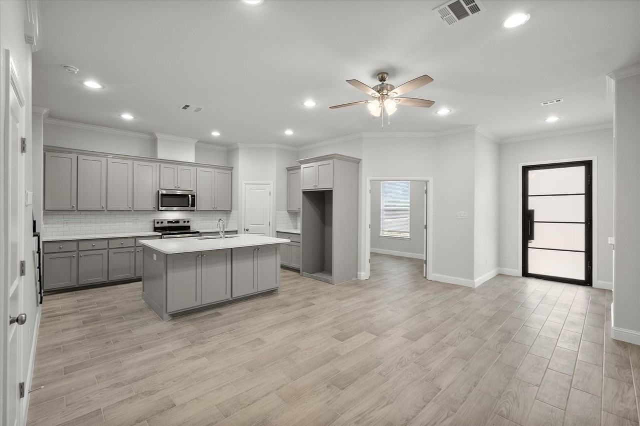 2333 Spring Park Blvd - Photo 6 of 37