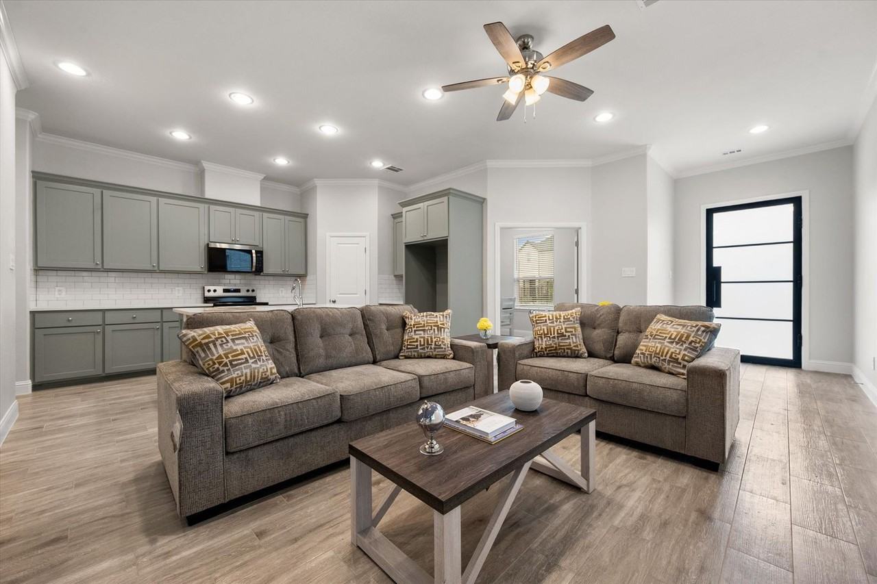 2333 Spring Park Blvd - Photo 7 of 37
