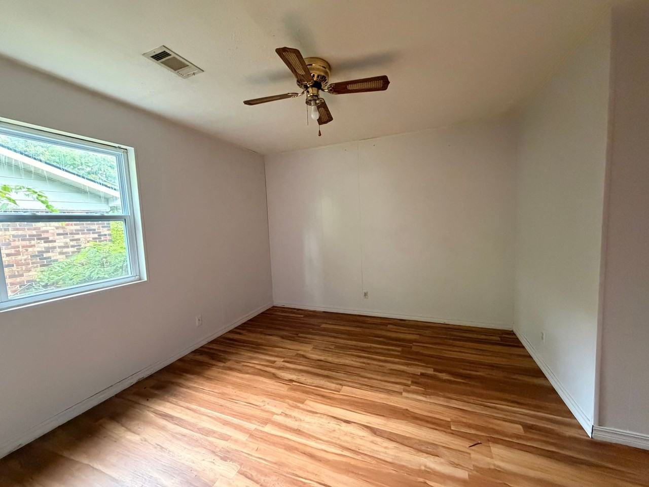 505 E Holly St - Photo 2 of 8